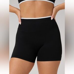 Woman’s Fabletics Seamless Scrunch Shorts 4”